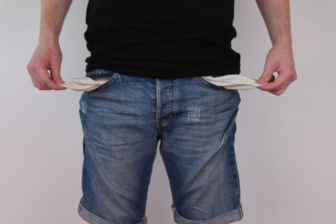 trouser-pockets-1439412_1200x800 Mann in Jeans mit leeren Taschen Orangenrente Altersarmut Rendita-Investa