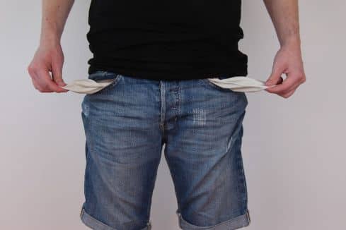 trouser-pockets-1439412_1200x800 Mann in Jeans mit leeren Taschen Orangenrente Altersarmut Rendita-Investa