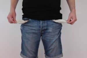 Agrarinvestment-Altersvorsorge-alternativen-vergleich-trouser-pockets-1439412_1200x800 Agrarinvestment als Altersvorsorge Alternative Vergleich - Mann in Jeans mit leeren Taschen Rendita-Investa